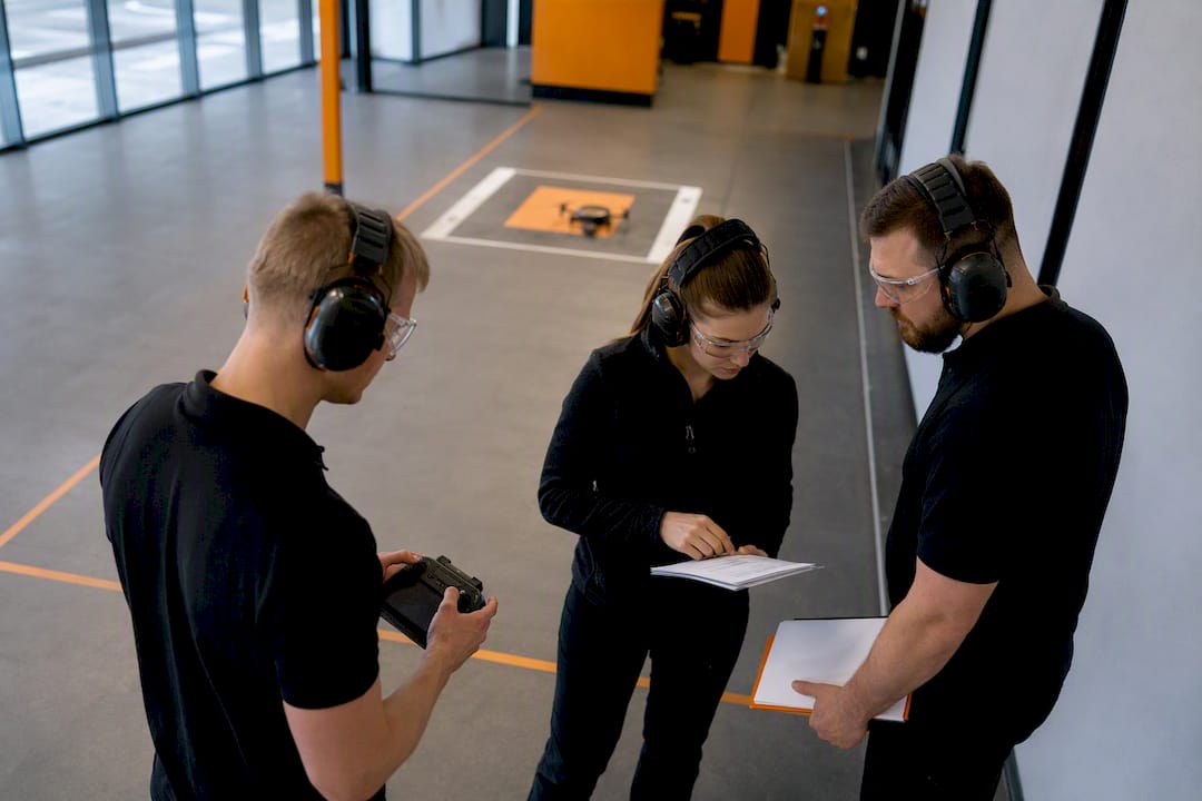 Dronetiimin roolikoulutus sisätiloissa