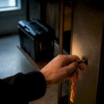 Lukustatud relvakapi detail koduses panipaigas