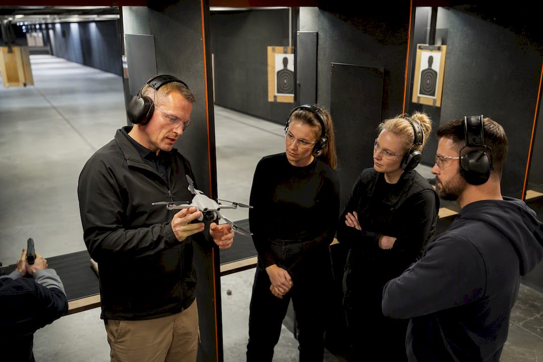 Ohjaaja esittelee drone-teknologiaa sisätiloissa