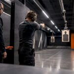 Ohjaaja valvomassa taktista ampumaratakoulutusta