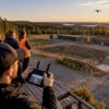 Meeskond jälgib drooni treeningväljakul