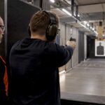 Ampuja harjoittelee rauhallista tähtäysrutiinia sisäampumaradalla