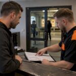 Laskeklubi liitumistingimuste arutelu vastuvõtulauas