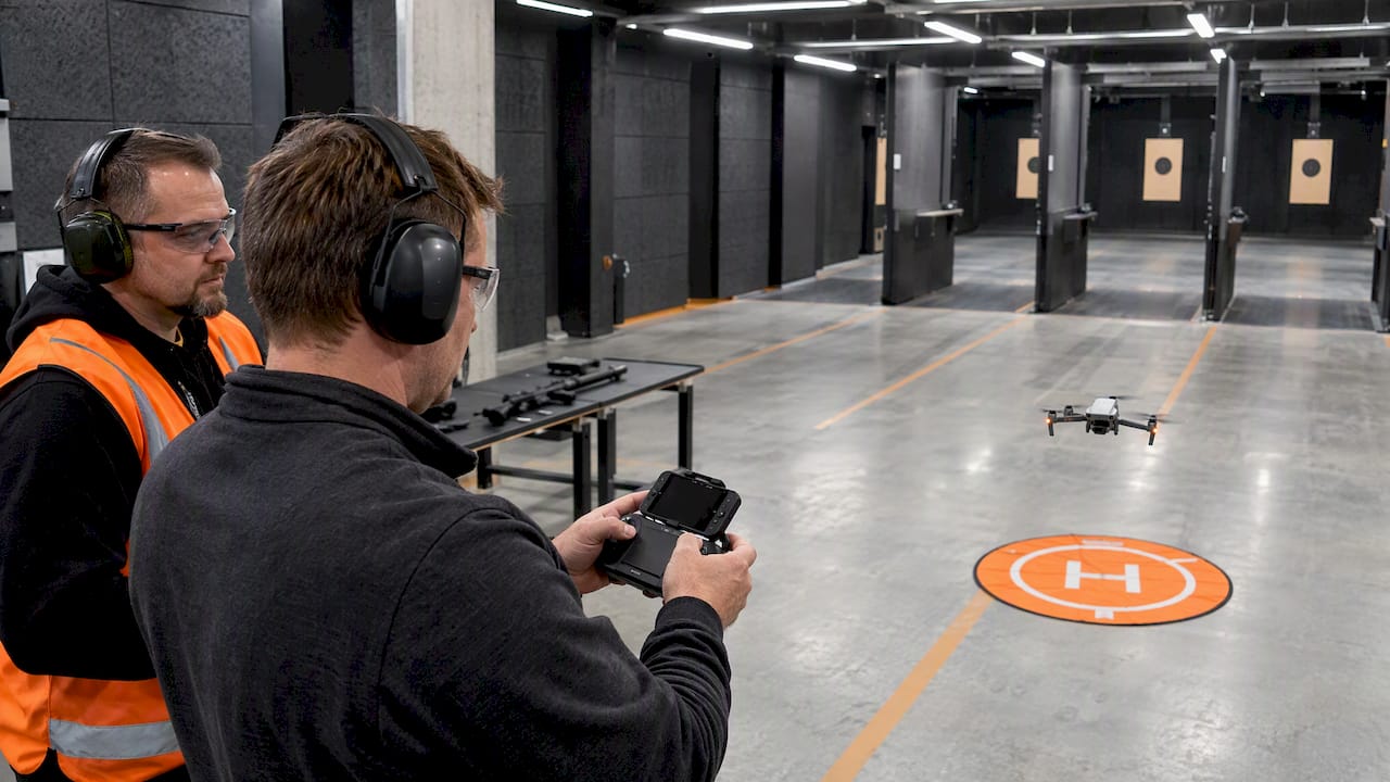 Lentäjä harjoittelee dronen varatoimintoa