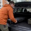 Suletud relvakohvri asetamine auto pagasiruumis