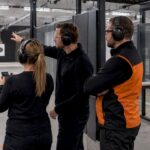 Tiimi ohjaa dronea sisäampumaradan harjoitusalueella