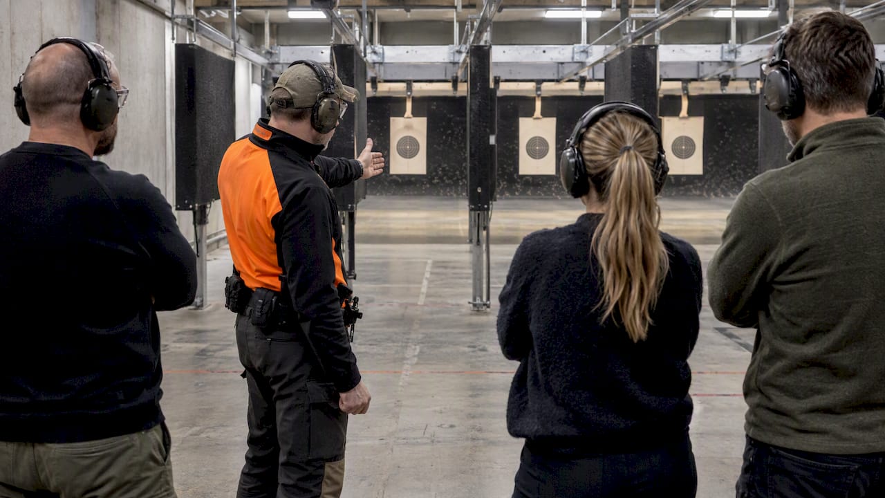 Instruktor juhendab meeskonda tähelepanu harjutamisel lasketiirus
