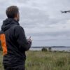 Piloot jälgib drooni avatud rannaniidul