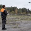 Treenija jälgib õhus hõljuvat drooni