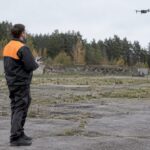 Treenija jälgib õhus hõljuvat drooni