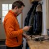 Piloot vaatab kodus drooni lennuplaani üle