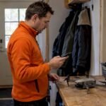 Piloot vaatab kodus drooni lennuplaani üle