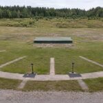 Skeet-väljak, kus on fikseeritud jaamad ja laskemajad