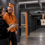 Drone lentää ohjatusti sisäampumaradan harjoituskaistalla